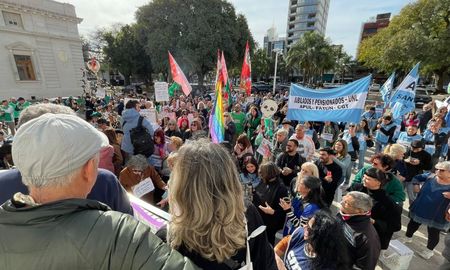 La duodécima marcha de los banquitos fue una de las más convocantes en la ciudad de Santa Fe. La duodécima marcha de los banquitos fue una de las más convocantes en la ciudad de Santa Fe.