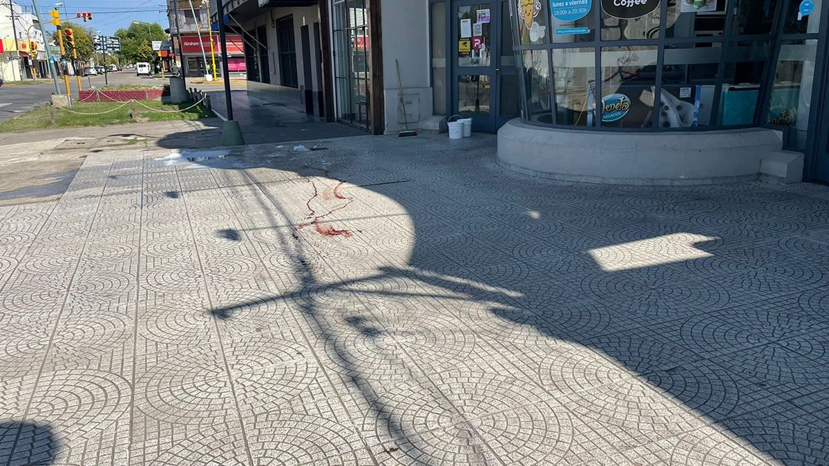 Postal de cómo quedó la vereda tras el cruento ataque a Gonzalo Copes. Postal de cómo quedó la vereda tras el cruento ataque a Gonzalo Copes.