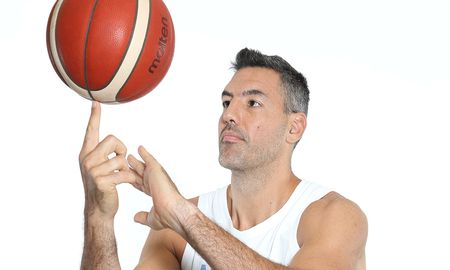 Luis Scola, referente de la Selección Argentina de básquet, palpitó la previa al debut en los Juegos Olímpicos de Tokio. Luis Scola, referente de la Selección Argentina de básquet, palpitó la previa al debut en los Juegos Olímpicos de Tokio.