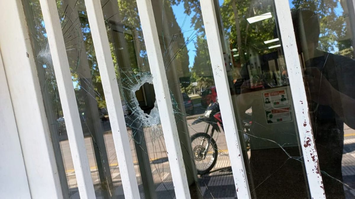 El balazo en una de las puertas de ingreso. 