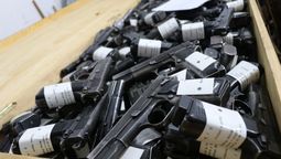altText(Compró 10 armas de fuego, las registró a su nombre, las desvió al mercado negro y fue detenido)}
