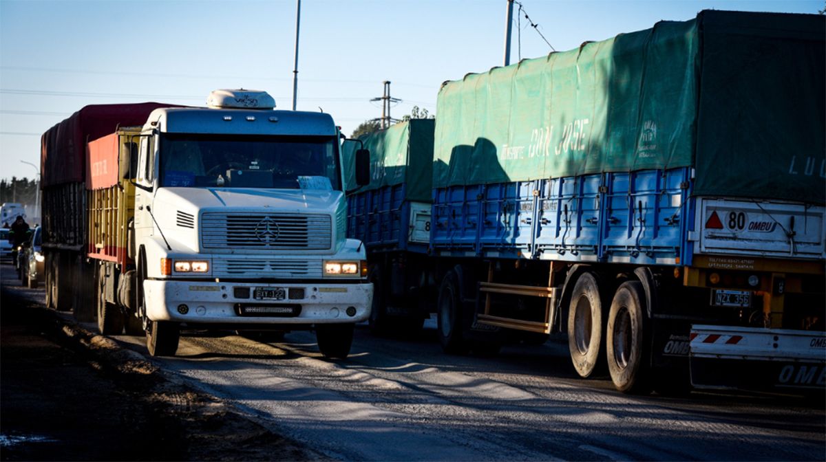 Durante la cosecha, la circulación de camiones puede alcanzar las 20 mil unidades por día en la zona del Gran Rosario. Durante la cosecha, la circulación de camiones puede alcanzar las 20 mil unidades por día en la zona del Gran Rosario.