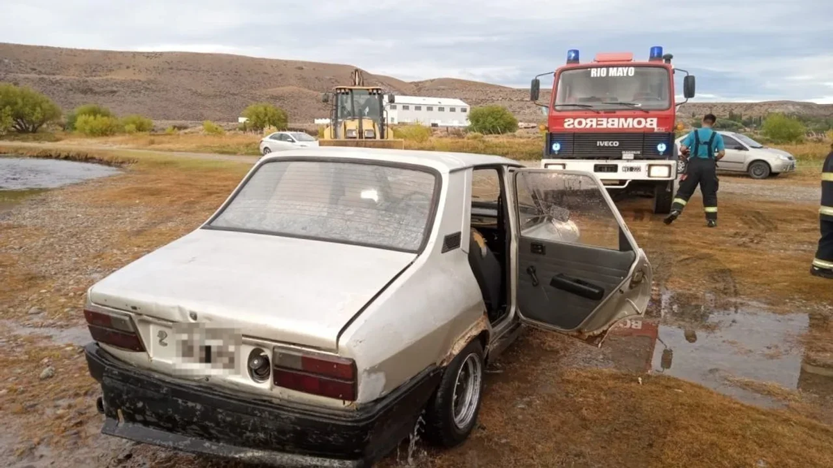 El hombre tuvo que pedir ayuda a los bomberos para tratar de rescatar el vehículo del fondo del río. El hombre tuvo que pedir ayuda a los bomberos para tratar de rescatar el vehículo del fondo del río. 
