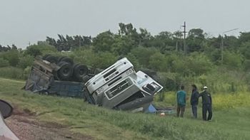 Un camionero volcó en Autopista Rosario-Santa Fe a la altura de San Lorenzo.
