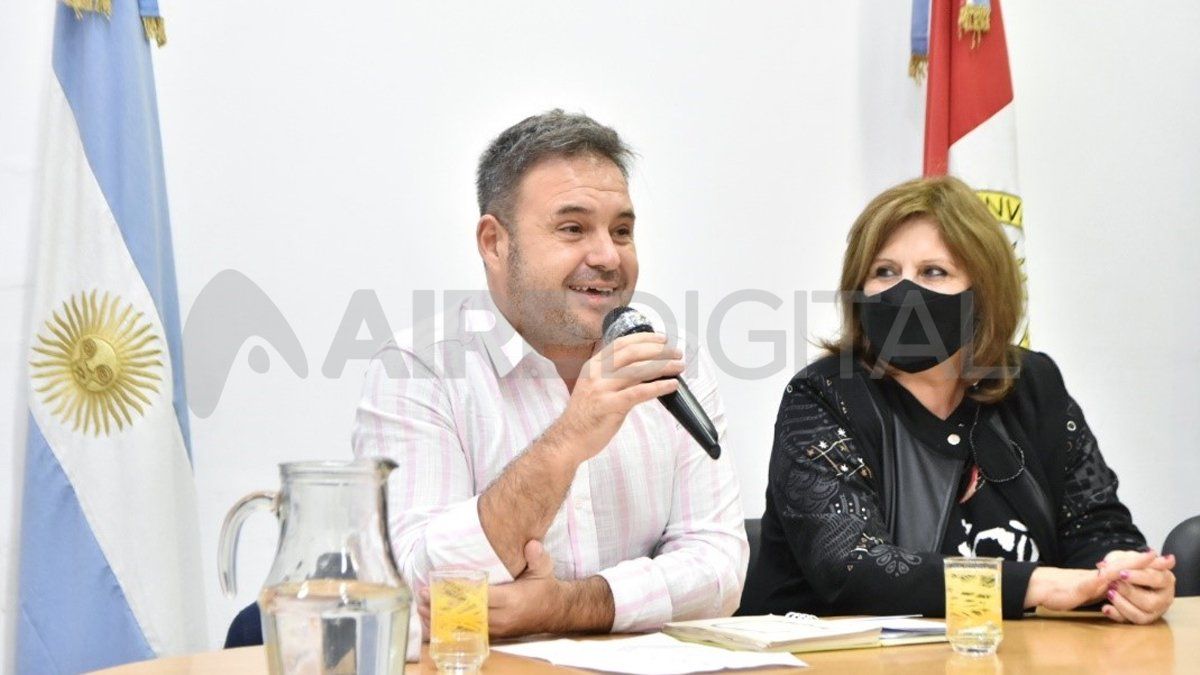 Matías Solmi, director Provincial de Educación en contextos de privación de la libertad, junto a la ministra de Educación Adriana Cantero. 