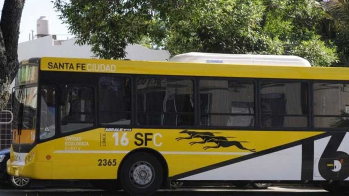 Un colectivo de la Línea 16 fue apedreado en la esquina de Bulevar y Necochea