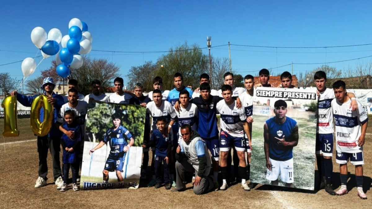 Atenas realizó un sentido homenaje en memoria de Mikel Castro, recientemente fallecido. Foto: Prensa Atenas. Atenas realizó un sentido homenaje en memoria de Mikel Castro, recientemente fallecido. Foto: Prensa Atenas.