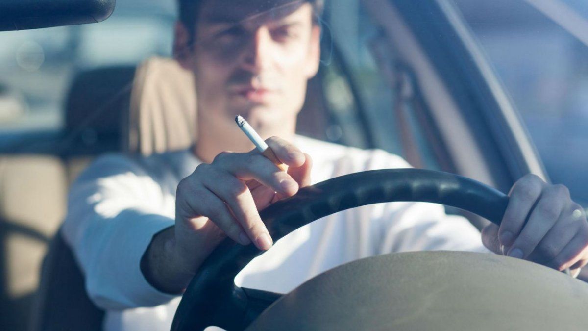 Fumar mientras se maneja, multiplica los riesgos.