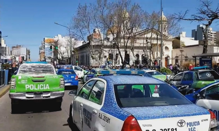 Finalmente, pasadas las 14 todos los policías levantaron las protestas y se dirigieron a las sedes policiales donde se desempeñan. Finalmente, pasadas las 14 todos los policías levantaron las protestas y se dirigieron a las sedes policiales donde se desempeñan.