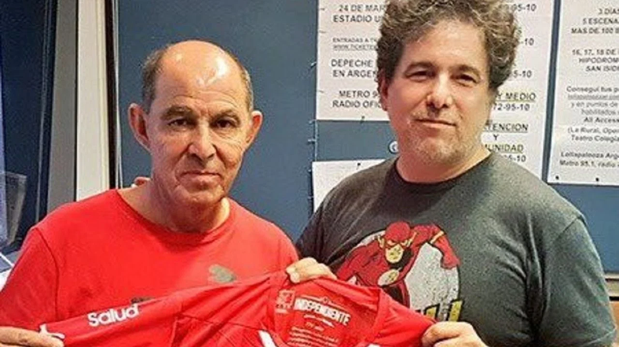 Todos por Independiente: Andrés Calamaro se metió en la colecta de Santi Maratea.