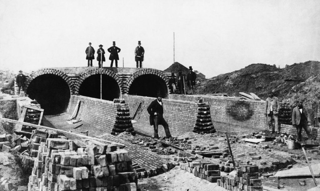 La construcción de la red de alcantarillas en Londrés.