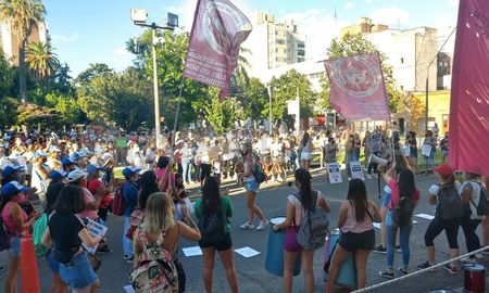 Las mujeres marcharon para pedir justicia por Úrsula en Santa Fe.&nbsp;