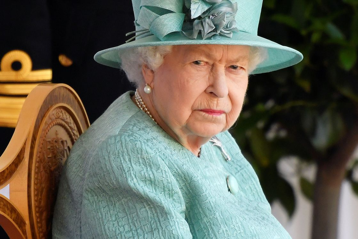 C&oacute;mo fue la primera reaparici&oacute;n p&uacute;blica de la reina Isabel II tras su hospitalizaci&oacute;n.