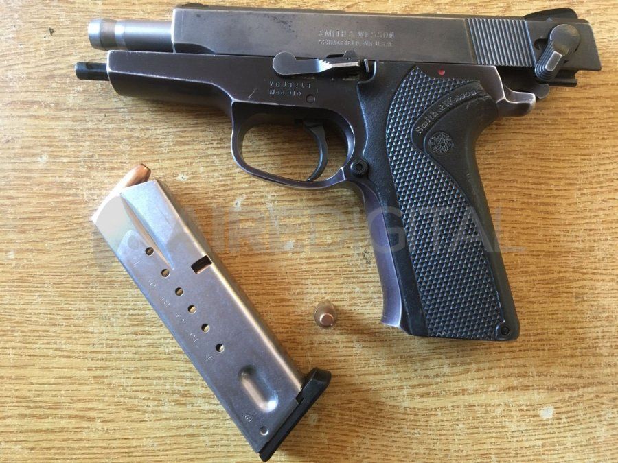 El arma calibre 9 milímetros que llevaba en la cintura el conductor de la camioneta.