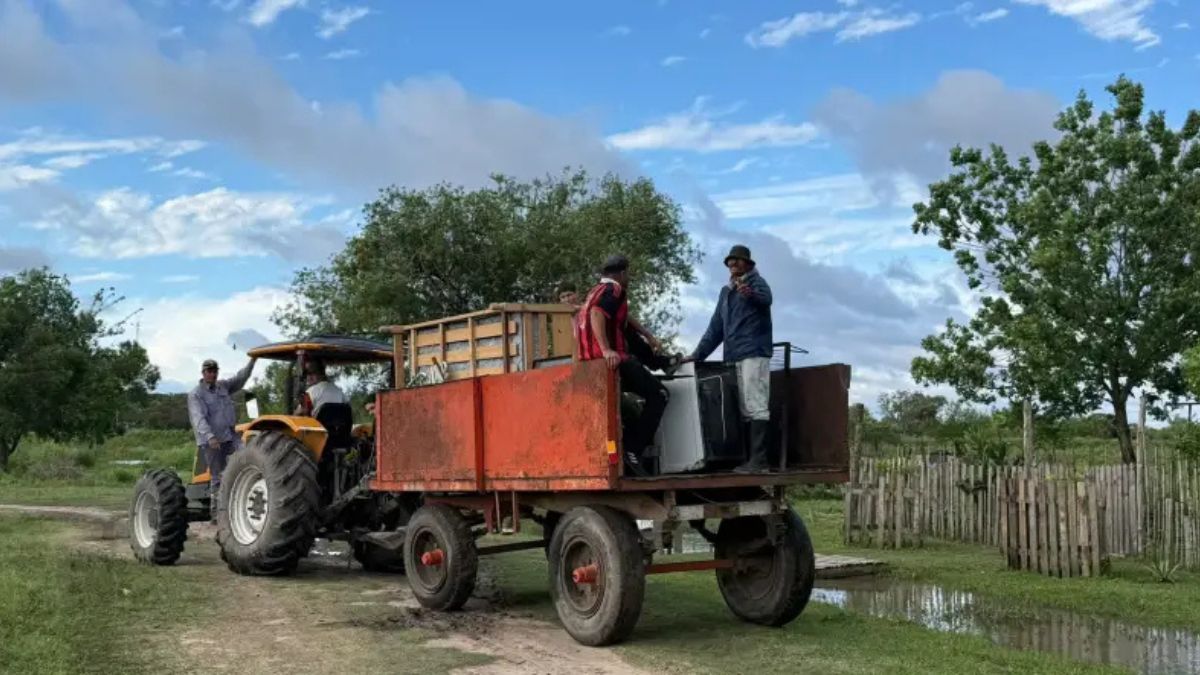 La Municipalidad de Las Toscas informó que 13 familias se autoevacuaron y otras cuatro fueron evacuadas al SUM Virgen Niña por la creciente de ríos y arroyos.