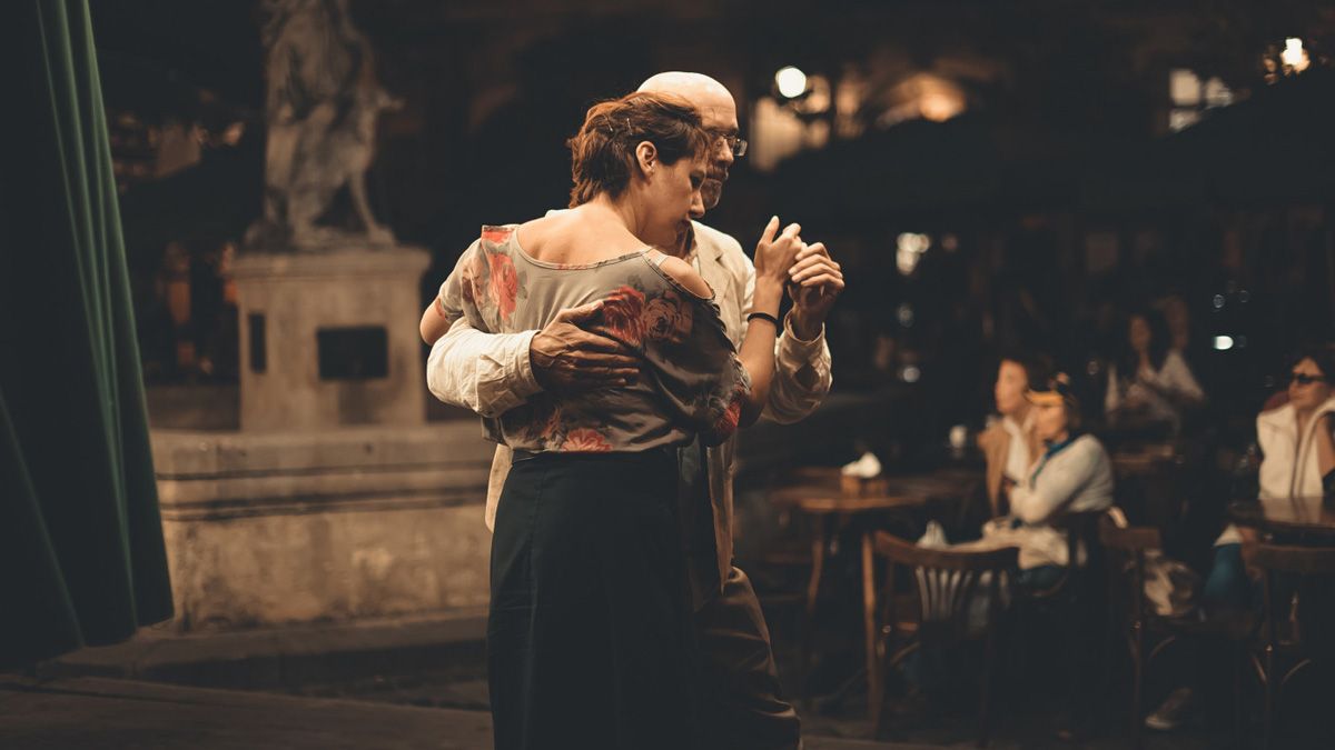 El tango como terapia: estudios en Argentina muestran mejoras en la movilidad y la calidad de vida de pacientes con Parkinson.