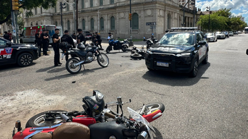 Fuerte accidente entre un motociclista y un agente de la Brigada de la Motorizada