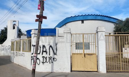 Pintadas en el frente de la escuela tras las denuncias de abuso contra un profesor de la institución. Pintadas en el frente de la escuela tras las denuncias de abuso contra un profesor de la institución.