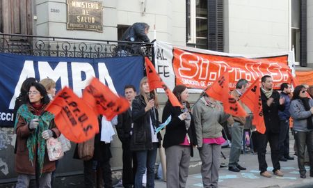 AMRA y Siprus se suman a la cuarta semana consecutiva de paros y movilizaciones contra el gobierno provincial. AMRA y Siprus se suman a la cuarta semana consecutiva de paros y movilizaciones contra el gobierno provincial.