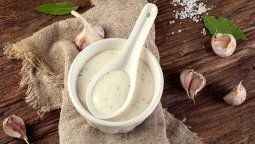 altText(Salsa alioli casera: la receta fácil y rápida para un aderezo intenso y cremoso)}