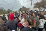 Familias de la escuela Manuel Belgrano de Recreo se concentraron para exigir seguridad tras varios robos a mano armada cerca del establecimiento. Familias de la escuela Manuel Belgrano de Recreo se concentraron para exigir seguridad tras varios robos a mano armada cerca del establecimiento.