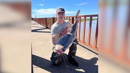 Un pescador logró sacar un surubí de 7 kilos desde el Puente Carretero sobre el río Salado.&nbsp;