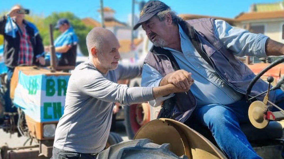 Dirigentes del PRO como Horacio Rodr&iacute;guez Larreta, Diego Santilli y Patricia Bullrich se sumaron a la manifestaci&oacute;n de los ruralistas al acercarse a uno de los puntos de la convocatoria, en avenida del Libertador y Udaondo.
