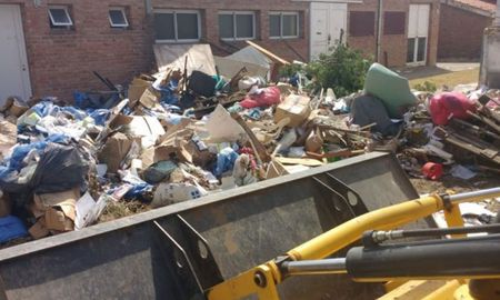 Los camiones llevaron todo al relleno sanitario de la ciudad. Los camiones llevaron todo al relleno sanitario de la ciudad.