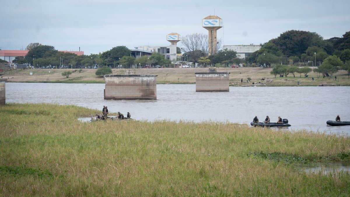 La Municipalidad de Santa Fe y clubes náuticos realizarán este sábado tareas de remoción de camalotes en la zona de los pilotes del ex puente ferroviario.