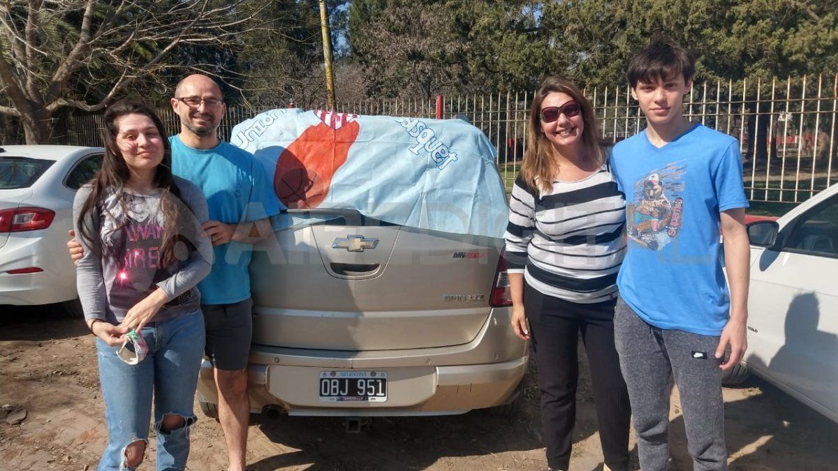 Hinchas tatengues recibieron al plantel de básquet Unión luego del histórico ascenso a la Liga Nacional.