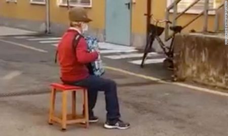 Tocó el acordeón en la calle para su mujer que lo escuchaba desde la ventana del hospital. Tocó el acordeón en la calle para su mujer que lo escuchaba desde la ventana del hospital.