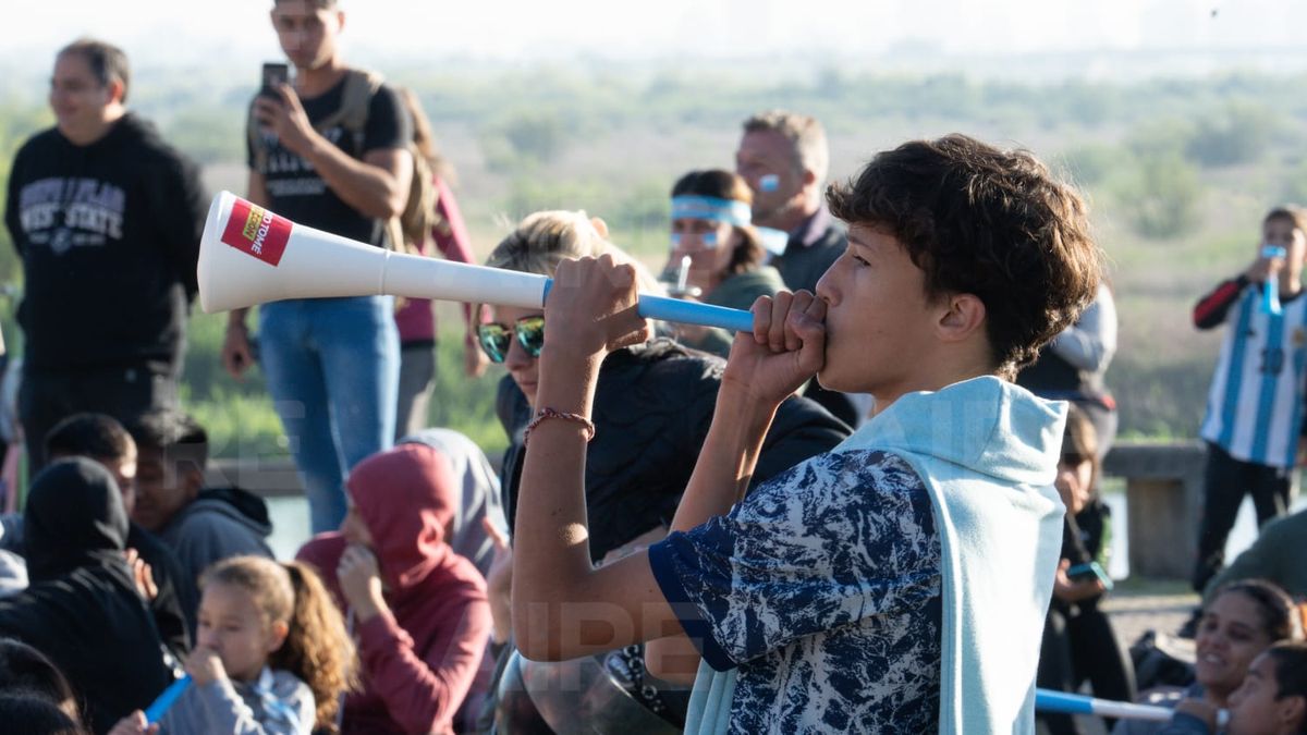 Con banderas y accesorios los fanáticos se reunieron en el anfiteatro de la Costanera de Santo Tomé.