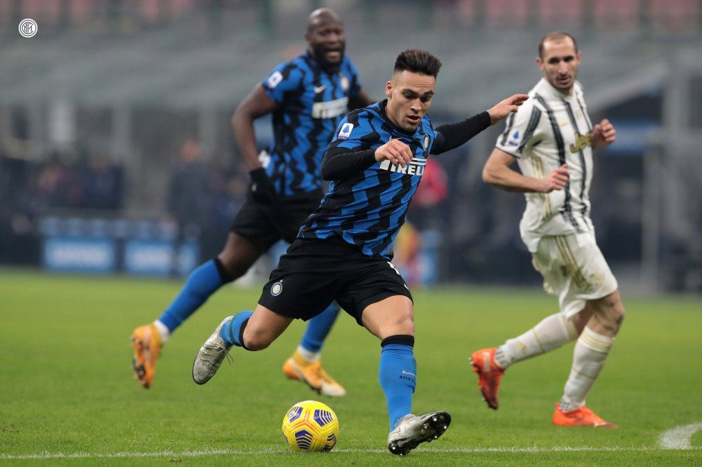 Inter derrotó 2-0 a Juventus y quedó como líder de la Serie A. Lautaro Martínez fue titular en el equipo ganador.
