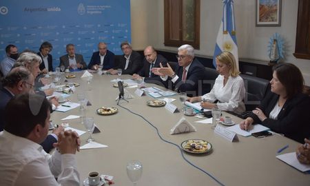 El ministro de Agricultura, Ganadería y Pesca de la Nación, Julián Domínguez, presentó esta tarde a la Mesa de Enlace de entidades agropecuarias el Plan GanAr 2022-2023, en el que se marcan los lineamientos de la política ganadera para los próximos dos años. El ministro de Agricultura, Ganadería y Pesca de la Nación, Julián Domínguez, presentó esta tarde a la Mesa de Enlace de entidades agropecuarias el Plan GanAr 2022-2023, en el que se marcan los lineamientos de la política ganadera para los próximos dos años.