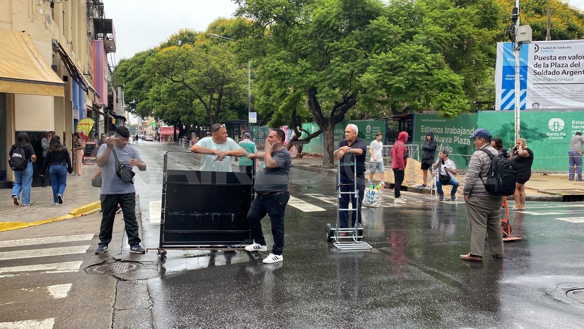 Vendedores ambulantes se manifestaron por el recupero de su espacio en la Plaza del Soldado