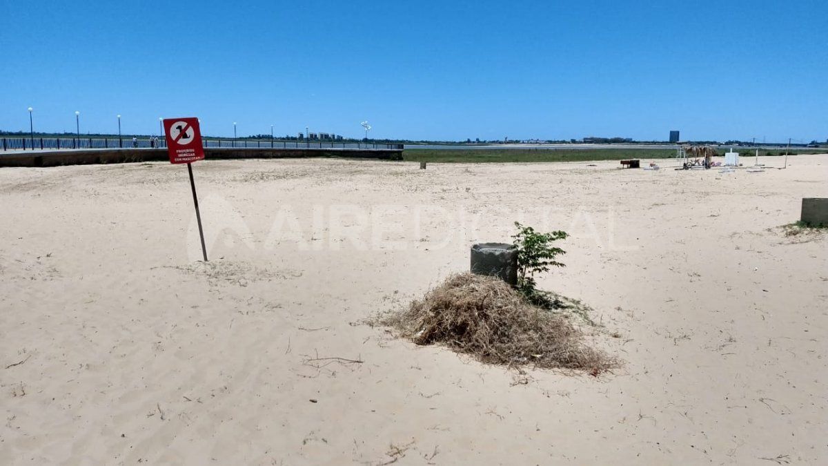 En la zona de los espigones hay menos gente y el parador está cerrado porque la temporada aún no comenzó.