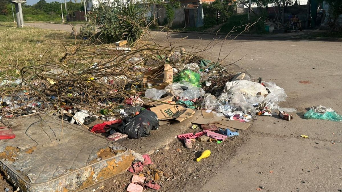Basural a cielo abierto en la esquina de Piedrabuena y Sarmiento