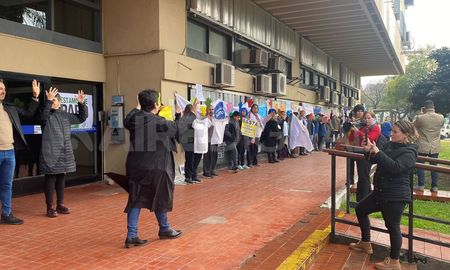 Abrazo simbólico al Ministerio de Educación por la inclusión de los niños con discapacidad. Abrazo simbólico al Ministerio de Educación por la inclusión de los niños con discapacidad.