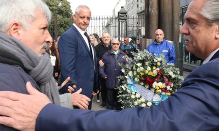 El presidente Alberto Fernández encabezó este jueves un acto en conmemoración del Bombardeo a Plaza de Mayo, al cumplirse 67 años de ese evento trágico que dejó más de 350 muertos y más de 1200 heridos. El presidente Alberto Fernández encabezó este jueves un acto en conmemoración del Bombardeo a Plaza de Mayo, al cumplirse 67 años de ese evento trágico que dejó más de 350 muertos y más de 1200 heridos.