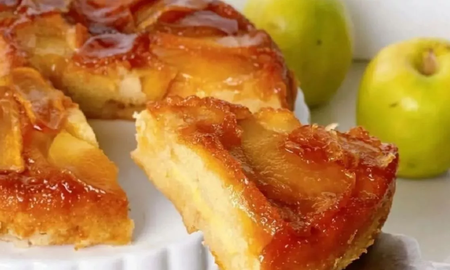 El uso de manzanas verdes garantiza que la fruta mantenga su forma y textura firme tras los 50 minutos de exposición al calor del horno. El uso de manzanas verdes garantiza que la fruta mantenga su forma y textura firme tras los 50 minutos de exposición al calor del horno.