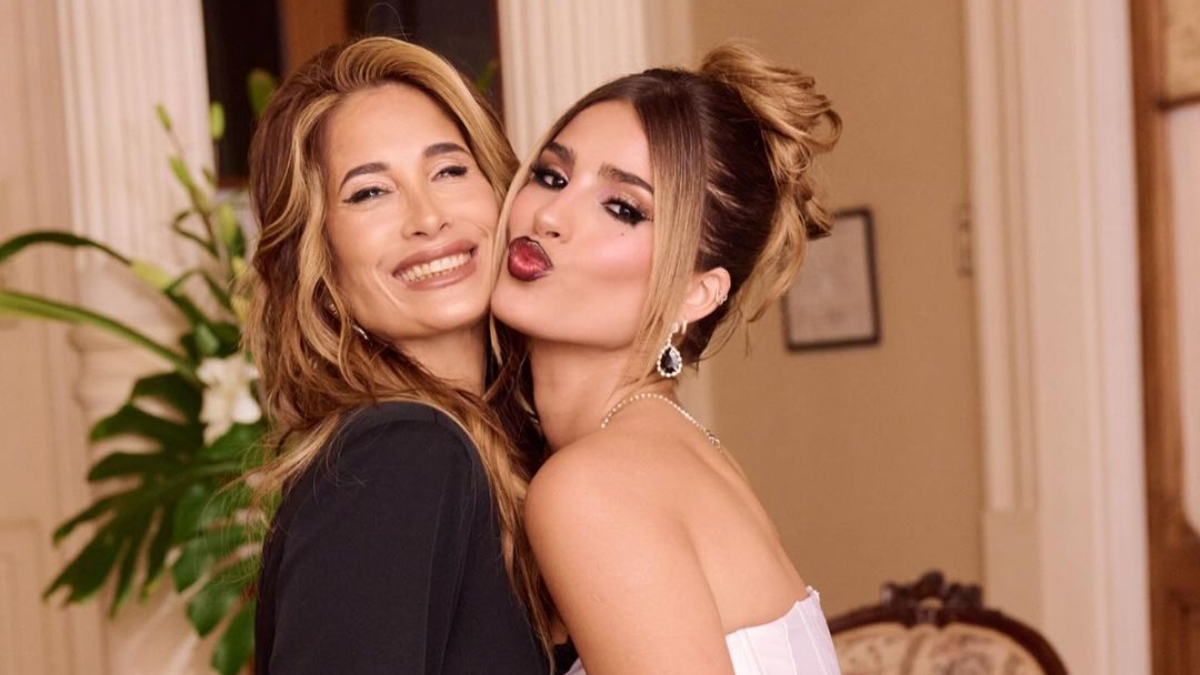 Julieta Poggio junto a su mamá Pato, luciendo su make up antes de los Premios Ídolo. Julieta Poggio junto a su mamá Pato, luciendo su make up antes de los Premios Ídolo.