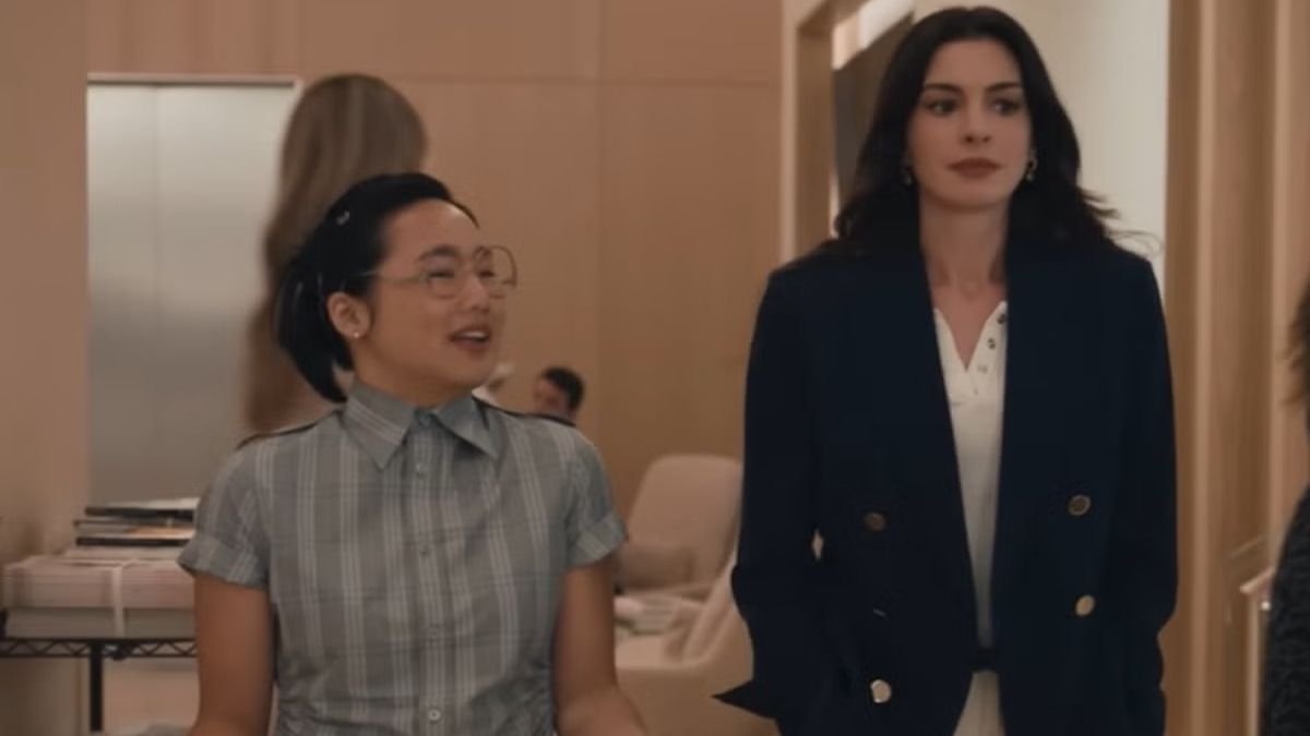 lupa. La primera imagen de Jin Chao (Helen J. Shen) junto a Andy Sachs (Anne Hathaway) que desató la furia en el mercado asiático. Usuarios de redes sociales denuncian que el look y el nombre del personaje refuerzan estereotipos racistas. lupa. La primera imagen de Jin Chao (Helen J. Shen) junto a Andy Sachs (Anne Hathaway) que desató la furia en el mercado asiático. Usuarios de redes sociales denuncian que el look y el nombre del personaje refuerzan estereotipos racistas.