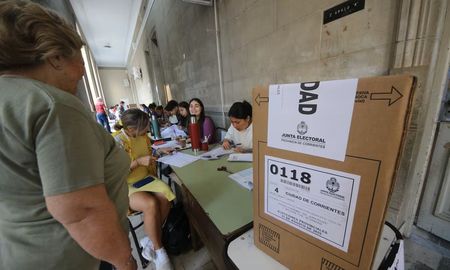 Este domingo, los ciudadanos de Corrientes fueron a las urnas para renovar 416 cargos en 73 de los 74 municipios de la provincia. Este domingo, los ciudadanos de Corrientes fueron a las urnas para renovar 416 cargos en 73 de los 74 municipios de la provincia.