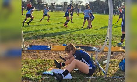 Lucía Steiben rindiendo el parcial de anatomía al lado de la cancha. Lucía Steiben rindiendo el parcial de anatomía al lado de la cancha.