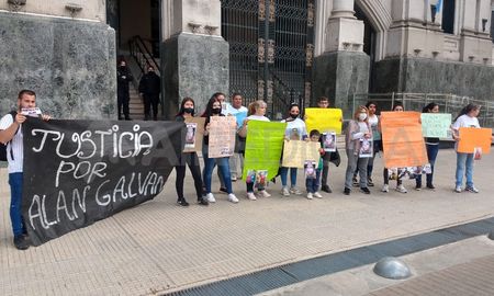 Familiares y amigos del chico en la puerta de tribunales. Familiares y amigos del chico en la puerta de tribunales.