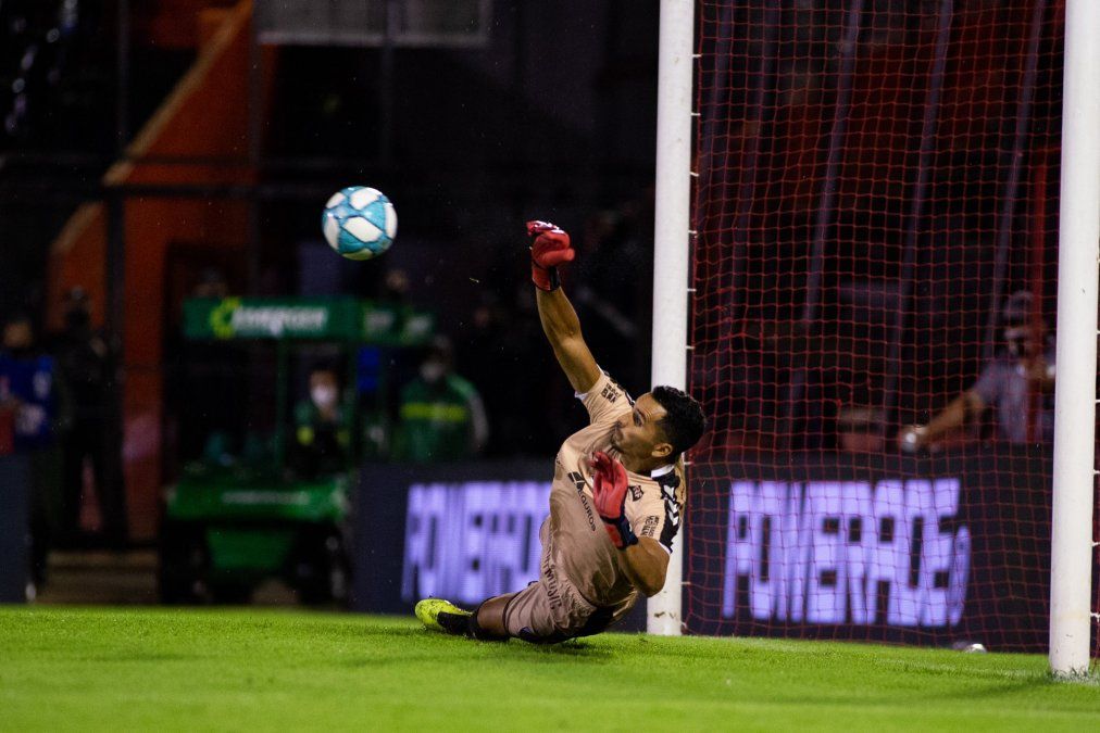 Jorge De Olivera dejó de ser arquero de Platense por decisión de la comisión directiva del Calamar