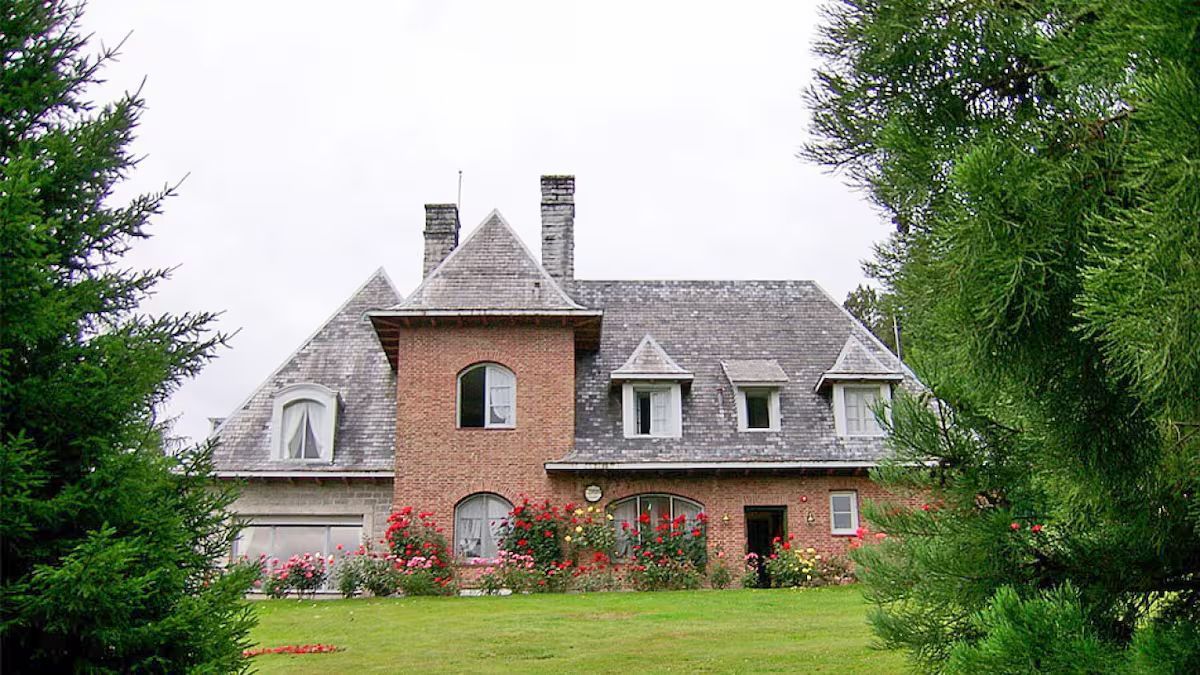 A pesar de su rol protocolar privado, la residencia activa sus jardines para eventos sociales masivos que buscan integrar este patrimonio histórico con la comunidad de Villa La Angostura. A pesar de su rol protocolar privado, la residencia activa sus jardines para eventos sociales masivos que buscan integrar este patrimonio histórico con la comunidad de Villa La Angostura.