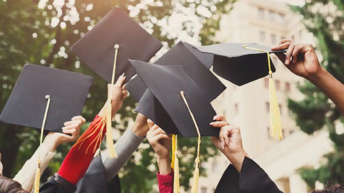 Emocionante: un veterano de la Segunda Guerra Mundial se graduó de la secundaria a los 98 años