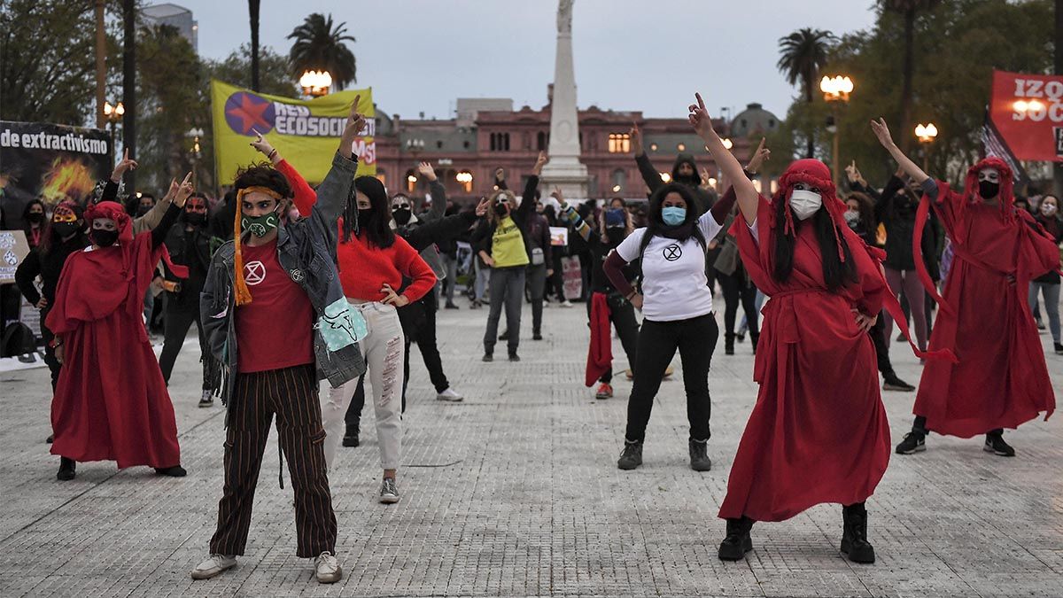 Un grupo de manifestantes realizó una intervención sobre la Plaza 25 de may