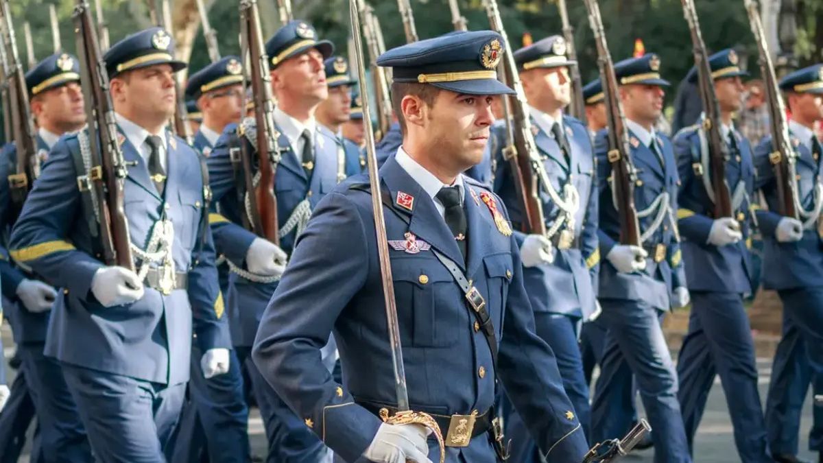 En la conversación de la XIX promoción de la Academia General del Aire aparecen frases como: “No queda más remedio que empezar a fusilar a 26 millones de hijos de puta” o “Qué pena no estar en activo para desviar un vuelo caliente (con armamento real) de (el campo de tiro de) las Bárdenas a la casa sede de esos hijos de puta”.